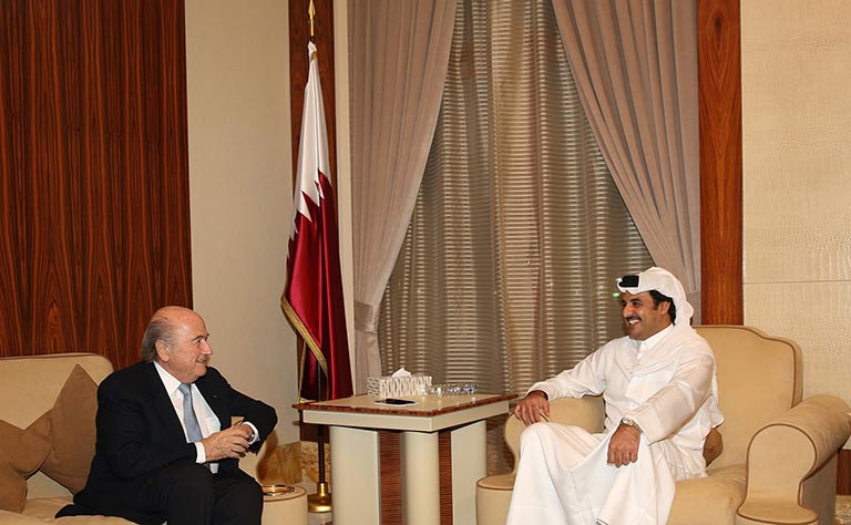أمير قطر يناقش مع بلاتر الاستعدادات لاستضافة مونديال 2022